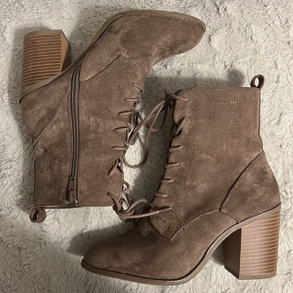 SIZE 7 Forever 21 boots - Picture 2 of 6